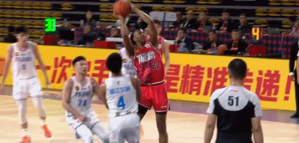 秀翻車了！道格拉斯面對空籃選擇拉桿結(jié)果上丟 自己也懊惱不已