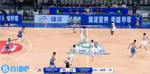 防守意識可以！徐昕追防大帽桑韋爾 但后者二次進攻射進三分
