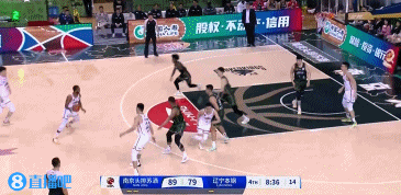 高難度！弗格強(qiáng)攻漂移投進(jìn)打成2+1 帶隊(duì)繼續(xù)緊咬比分