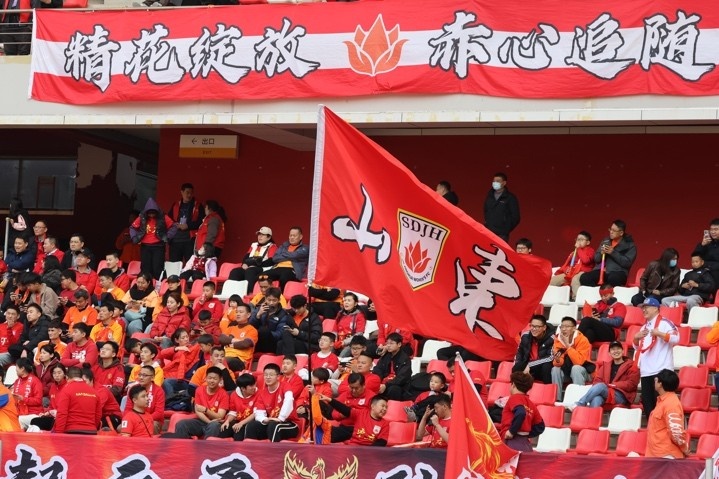 主場上萬名球迷的吶喊助威，給山東體彩女足征戰(zhàn)女超增添了能量與動(dòng)力