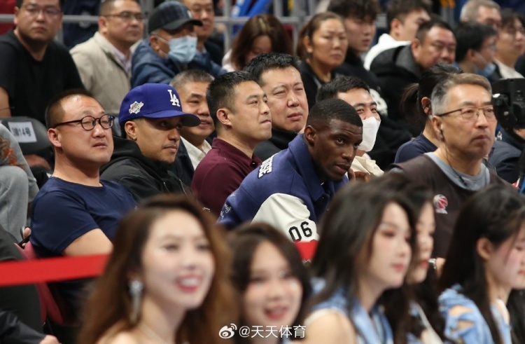 真籃球迷！國(guó)安外援法比奧攜玉昆外援科斯塔來到五棵松觀戰(zhàn)CBA
