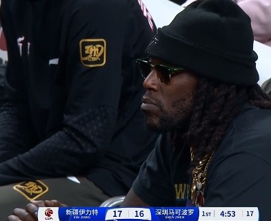哦呦？你來了！新疆新外援哈雷爾場邊觀戰(zhàn)新疆主場vs深圳的比賽