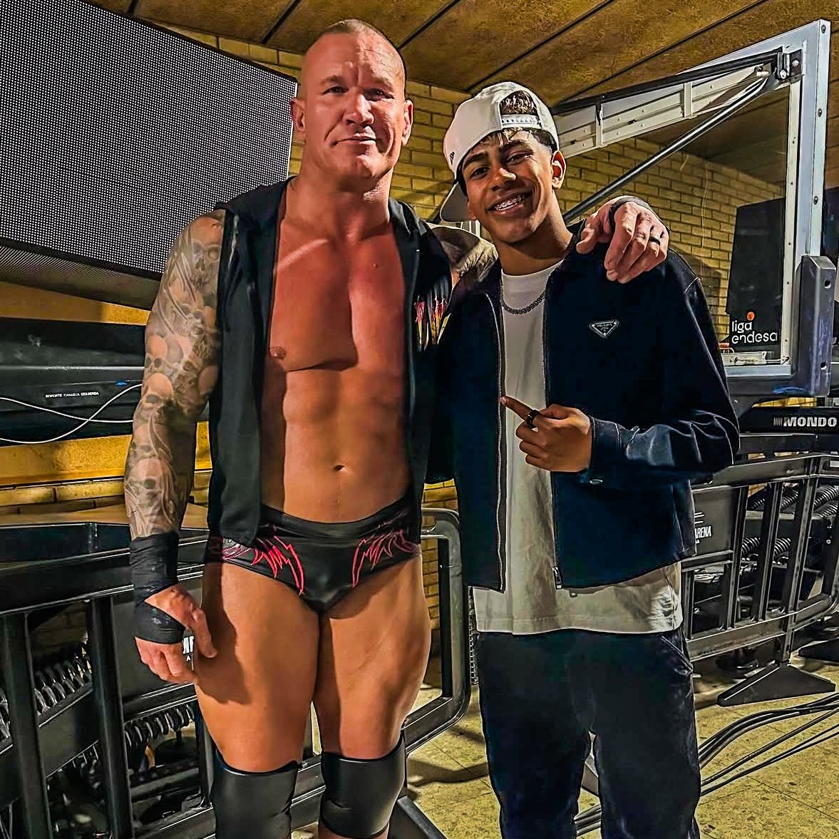 小心RKO！亞馬爾現(xiàn)場觀戰(zhàn)WWE，和奧爾頓、Triple H等合影