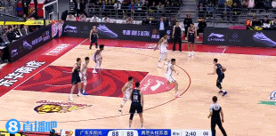 就是硬！胡明軒強(qiáng)攻不中 任駿飛點(diǎn)搶前場(chǎng)籃板&隨后強(qiáng)硬勾手命中！
