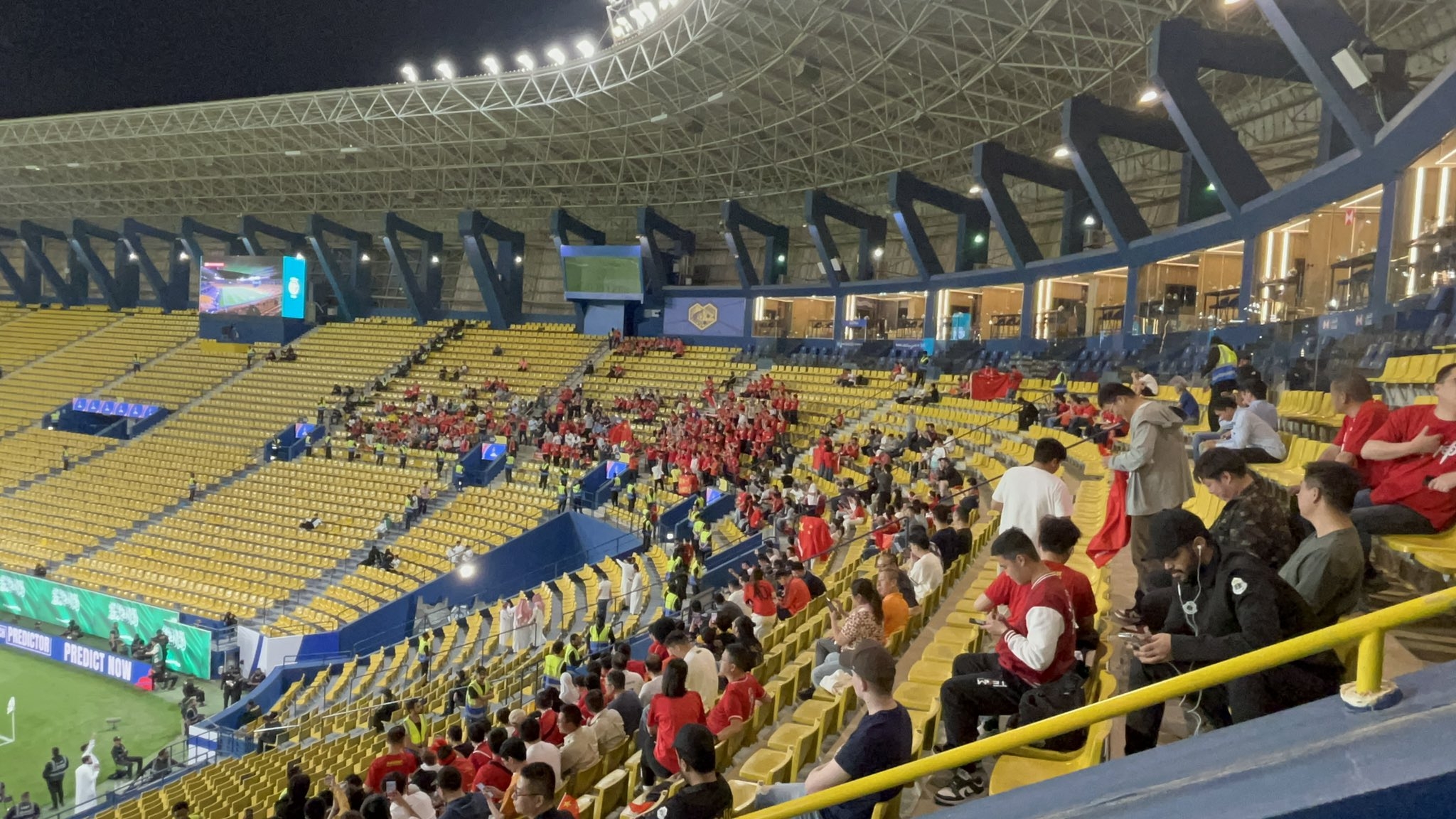 球票已售罄！中國球迷已經(jīng)入場，坐在球場上層沙特球迷區(qū)上方