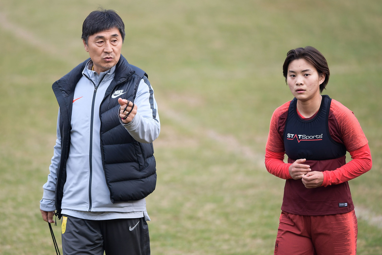 王霜與網友互動時談賈秀全“茶葉?！保翰恍枰I，是他送我們喝