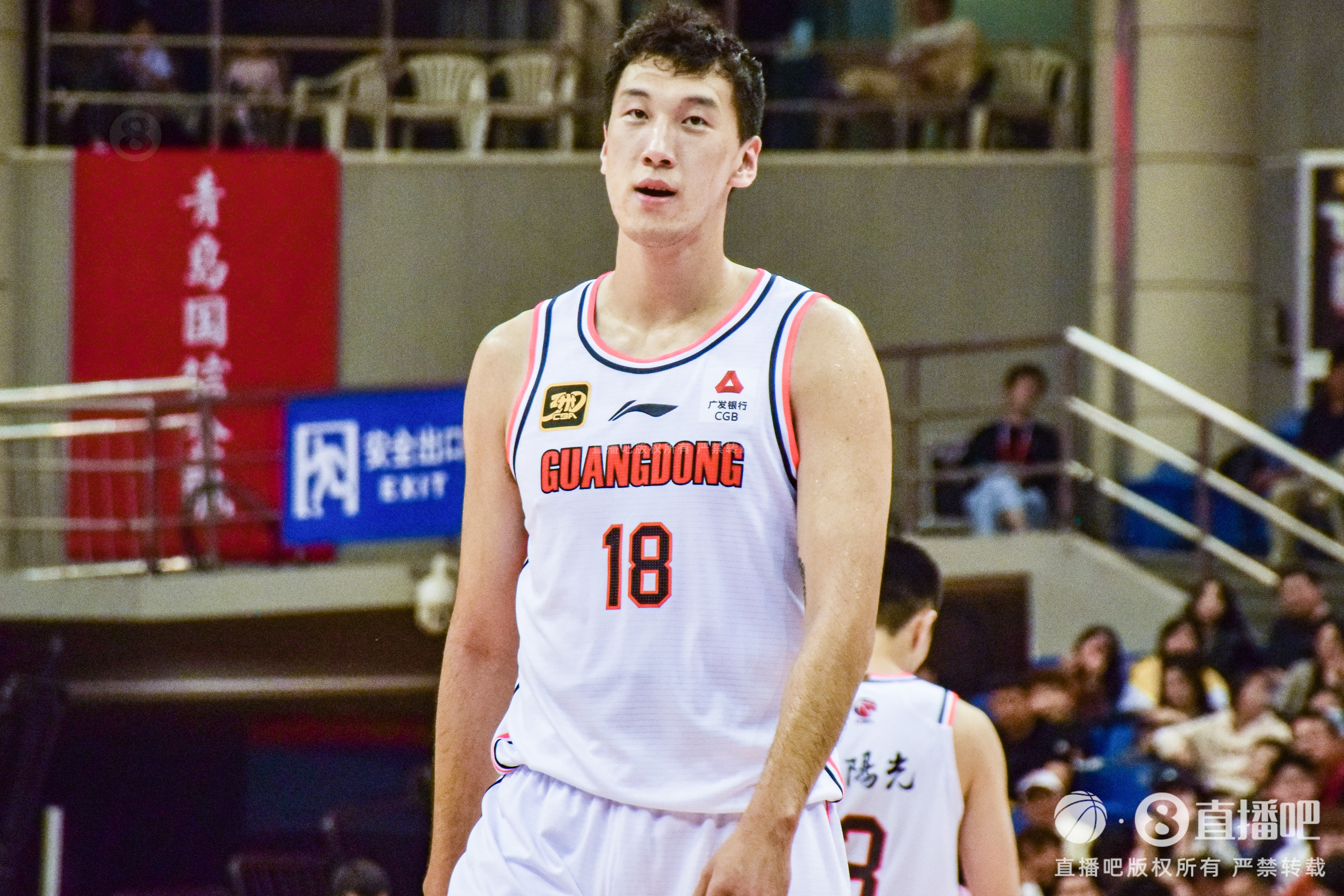 高炮臺發(fā)威！杜潤旺半場6中5拿到13分2斷1帽 三分3中3